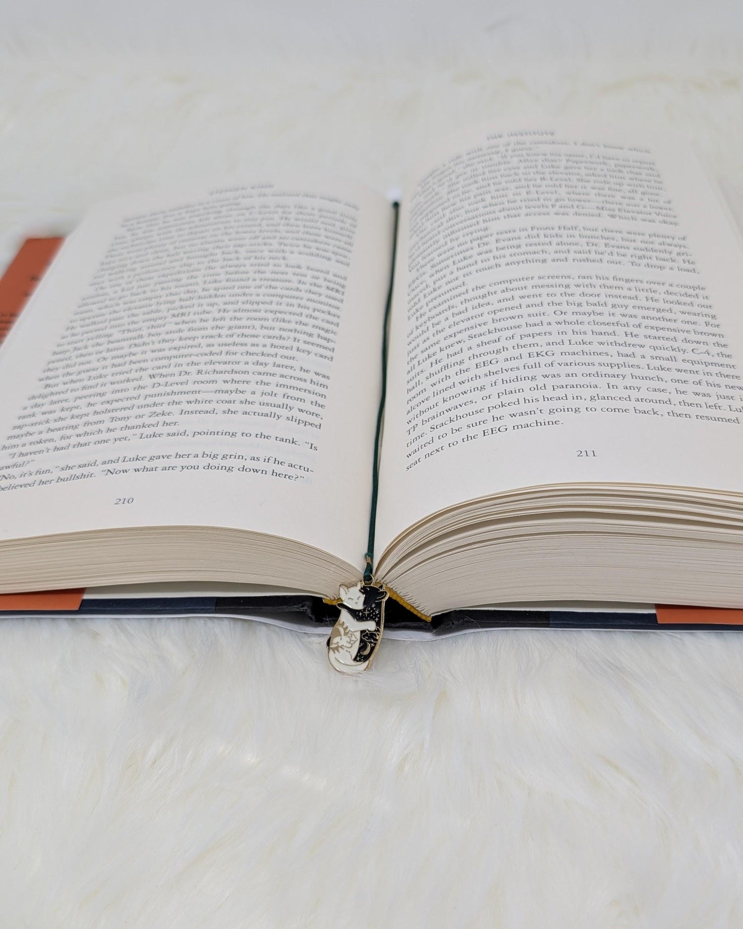 Handmade Celestial Cat Hug String Bookmark with Black White Beads – Cute Animal Charm Book Accessory for Readers and Gift Lovers