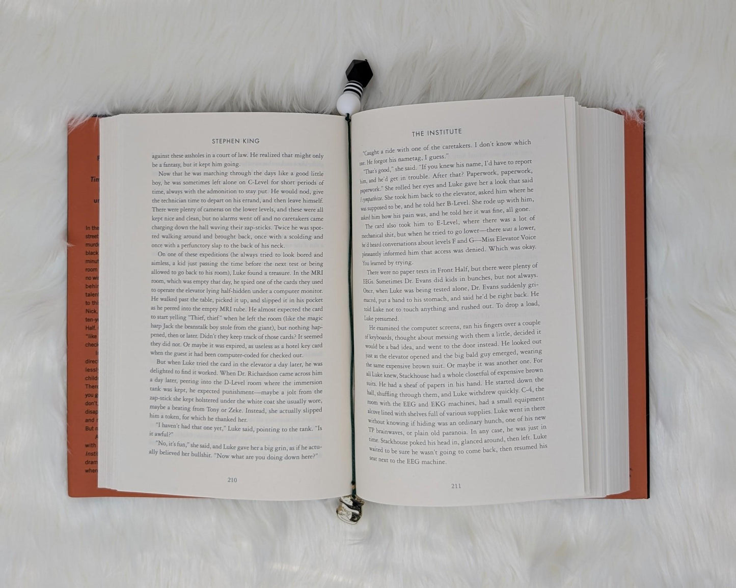 Handmade Celestial Cat Hug String Bookmark with Black White Beads – Cute Animal Charm Book Accessory for Readers and Gift Lovers