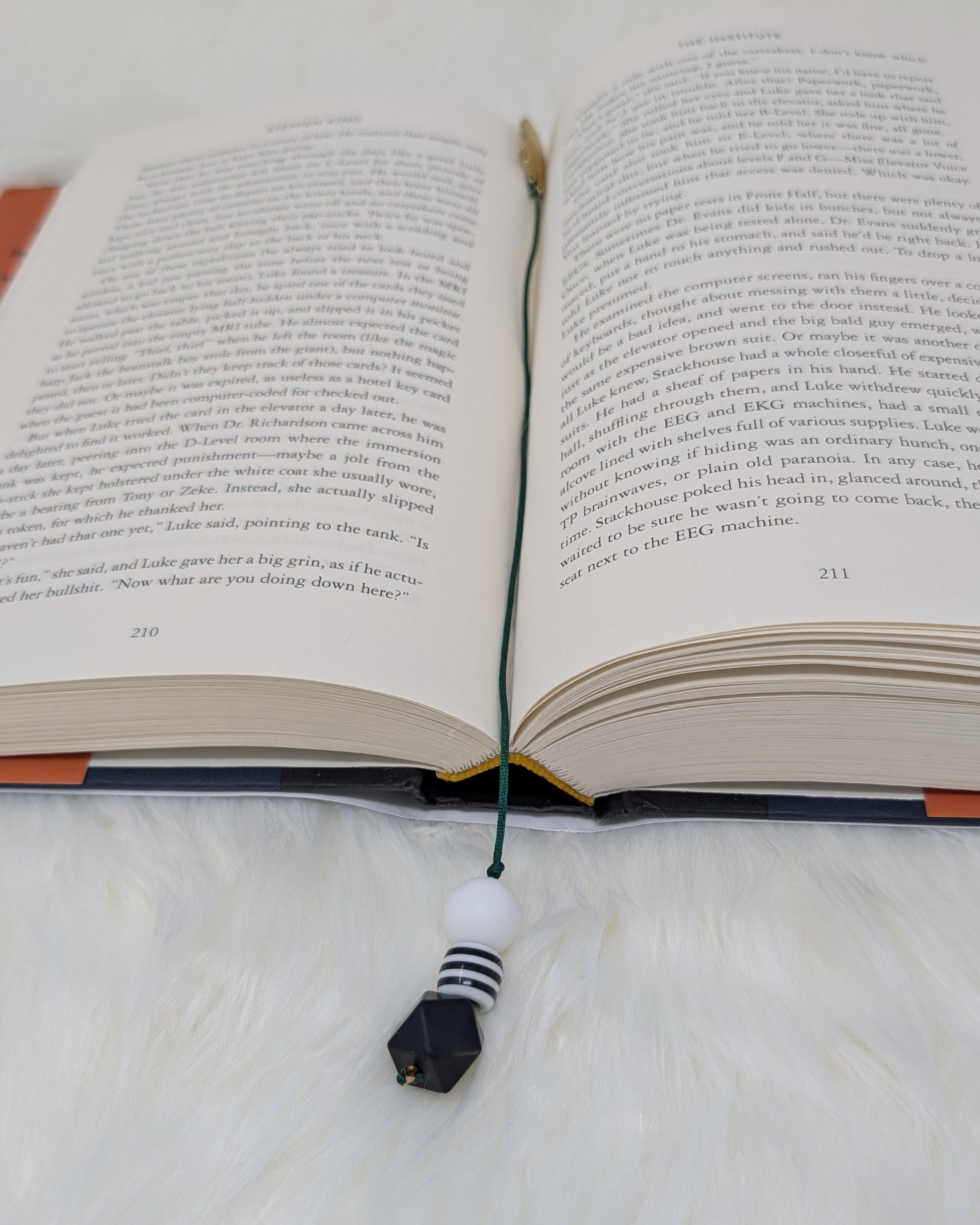 Handmade Celestial Cat Hug String Bookmark with Black White Beads – Cute Animal Charm Book Accessory for Readers and Gift Lovers