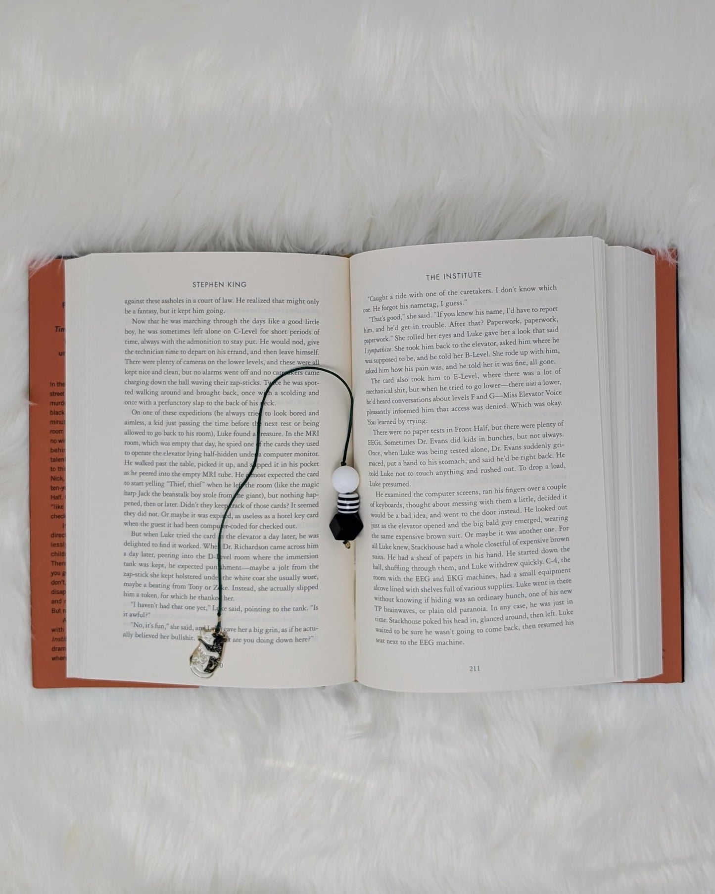 Handmade Celestial Cat Hug String Bookmark with Black White Beads – Cute Animal Charm Book Accessory for Readers and Gift Lovers