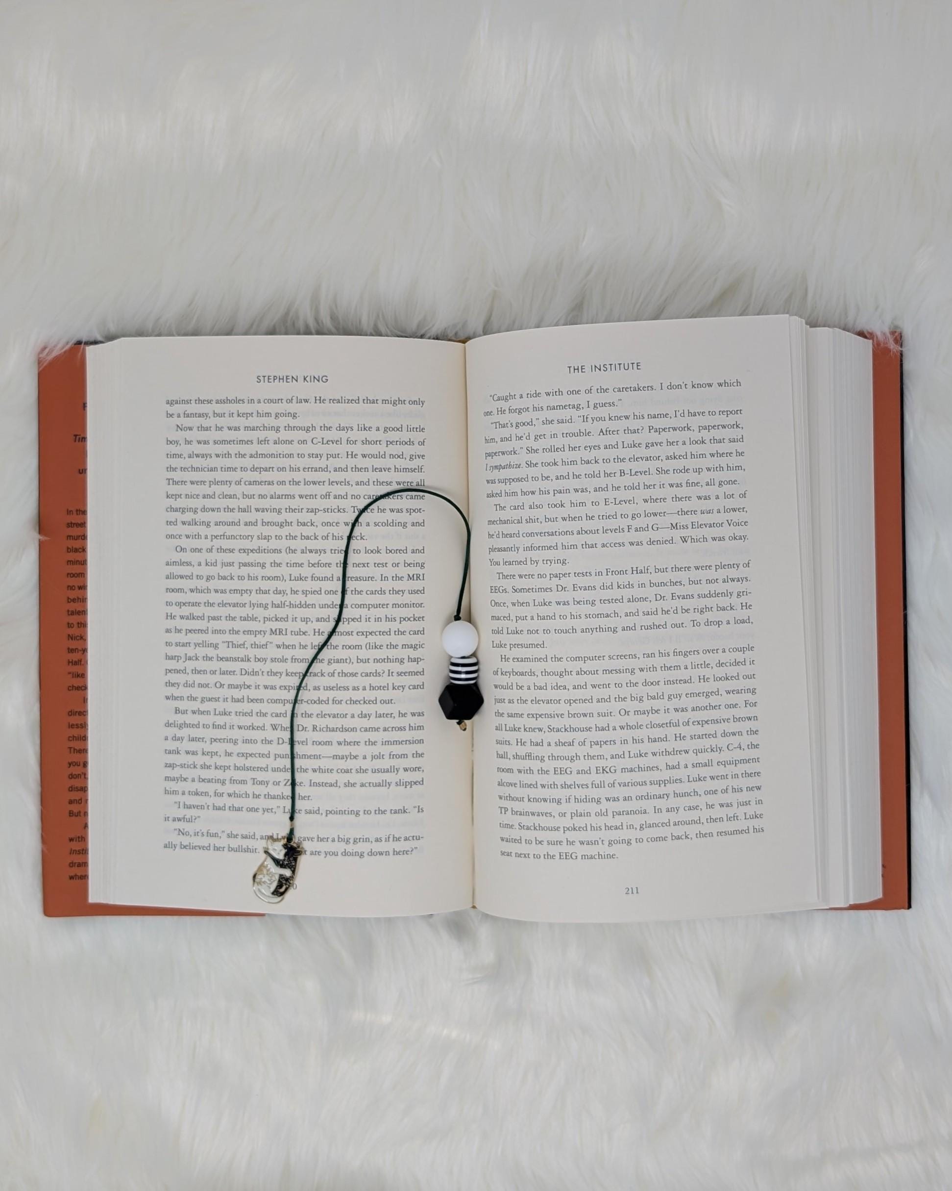 Handmade Celestial Cat Hug String Bookmark with Black White Beads – Cute Animal Charm Book Accessory for Readers and Gift Lovers